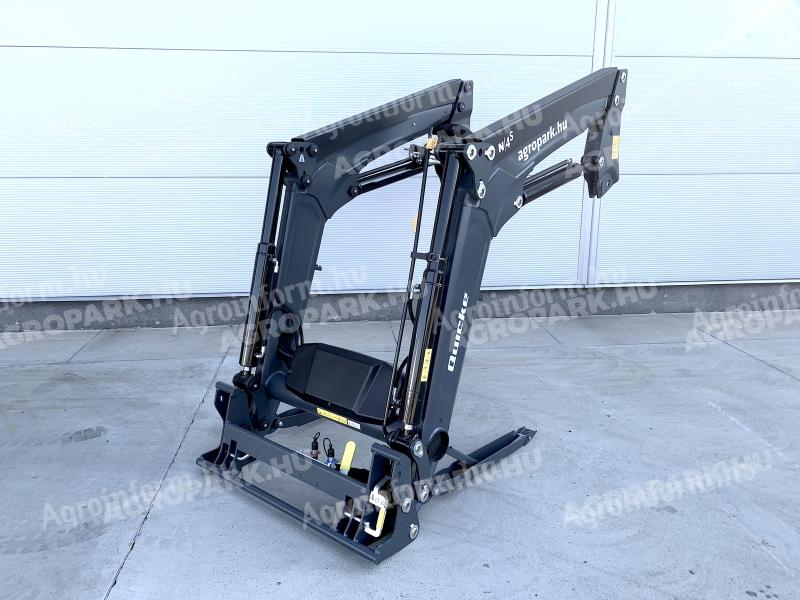 ÚJ Quicke N4S homlokrakodó. John Deere 5M szériás traktorokhoz, 3,8 m emelési magasság, 1.840 kg emelési erő, párhuzamos szintezés, lengéscsillapítás