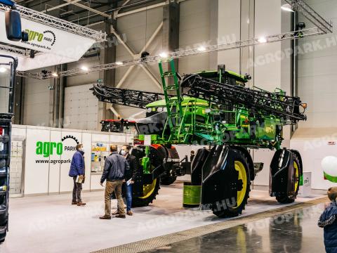 ÚJ emelő szett John Deere 4730 és 4830 permetezőgépekhez. 193 cm hasmagassághoz (alap magassághoz képest +41 cm ), szükséges kiegészítőkkel ÚJ emelő szett John Deere 4730 és 4830 permetezőgépekhez. 193 cm hasmagassághoz (alap magassághoz képest +41 cm ), szükséges kiegészítőkkel