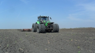 Berei Róbert - Talajmunkák nyolc keréken