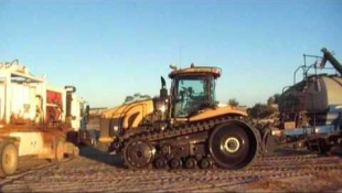 Vetés Challenger traktorral Ausztráliában