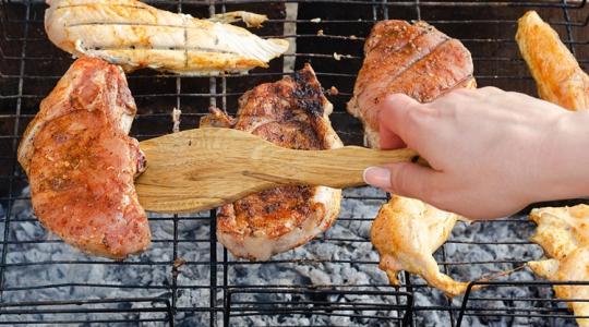 Grillezés hőségben: azt hitted, ha kívül barna a hús, már ehető? Grillezés hőségben: azt hitted, ha kívül barna a hús, már ehető?