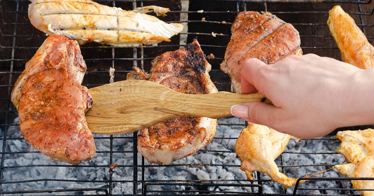 Grillezés hőségben: azt hitted, ha kívül barna a hús, már ehető? Grillezés hőségben: azt hitted, ha kívül barna a hús, már ehető?