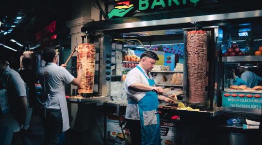 Nagy razziába kezdett a hatóság: a gyrososok és a sushizók is reszkethetnek Nagy razziába kezdett a hatóság: a gyrososok és a sushizók is reszkethetnek