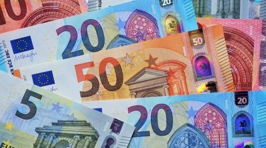 Euró: így kalkulálhatnak a gazdálkodók és a nyaralók az árfolyammal