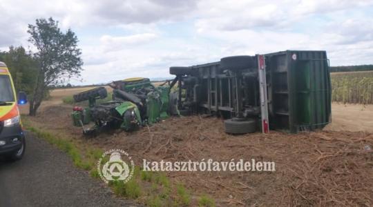 Búzaszállító traktor borult árokba, mindent beterített a termény