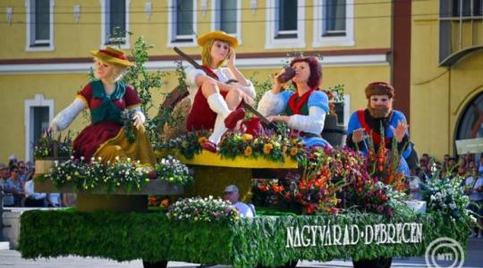 Élő virágok százezreiből születtek meg Debrecen guruló műalkotásai Élő virágok százezreiből születtek meg Debrecen guruló műalkotásai