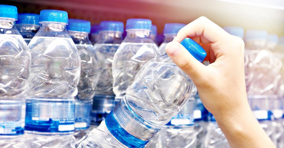 Pánikvásárlás tört ki a boltokban: valóban közvetlen veszélyben van az ivóvízellátás?