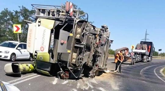 Életveszélyes kanyarodás: menet közben zuhant le a trélerről egy óriási kombájn