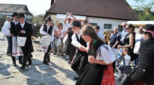 Zúg a traktor, szánt az eke... Újra várjuk a legjobb locsolóverseket!