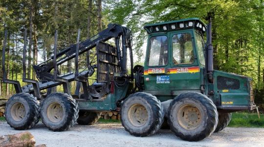 Új traktor 2,5 millióval olcsóbban, – vagy egy használt Forwarder kellene?