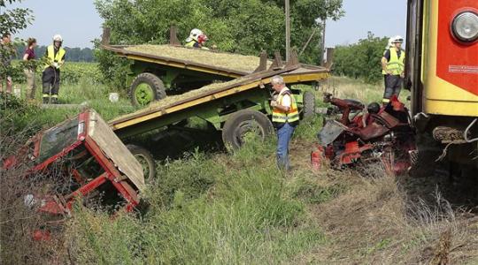 Szörnyű vonatbaleset: Traktorral ütközött a szerelvény 