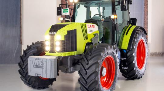 Mint két kicsi legó – bevetésre kész a Claas kockatraktora