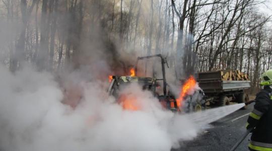 Elképesztő, de kiégett! Lángokban a John Deere traktor Petőmihályfánál (+Videó és képek!)