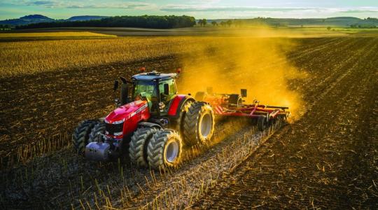 Elektromos meghajtású traktor, önvezető gépek, űrtechnológia