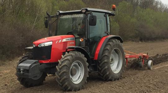 Szántóföldi próbán a mechanikus, 95 LE-s Massey Ferguson 4709 (+Videó)