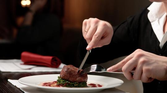 Totális zavar – végül is mennyi húst kellene ennünk?