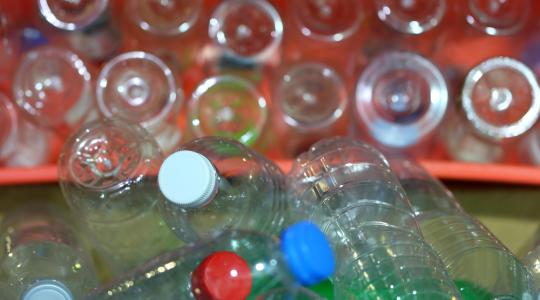 Cukorból és szén-dioxidból biológiailag lebontható műanyag