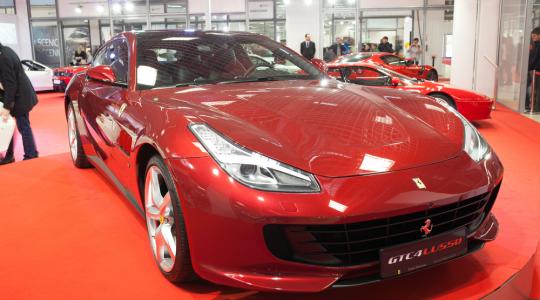 Ferrari terepjáróval a szalmabálák között