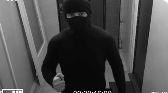 Homlokrakodóval tépte ki a falból a pénzkiadó automatát (+Videó!)