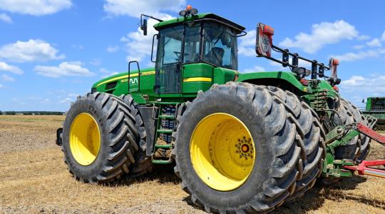 John Deere kerekének csapódott egy terepjáró
