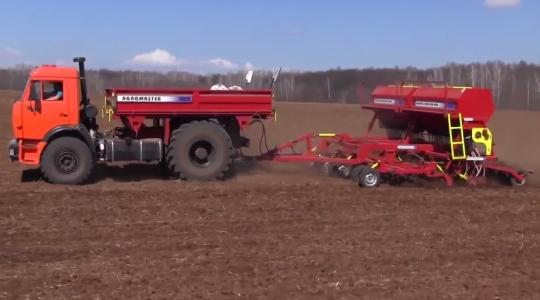Trágyával működő traktor, szántó-vető teherautó