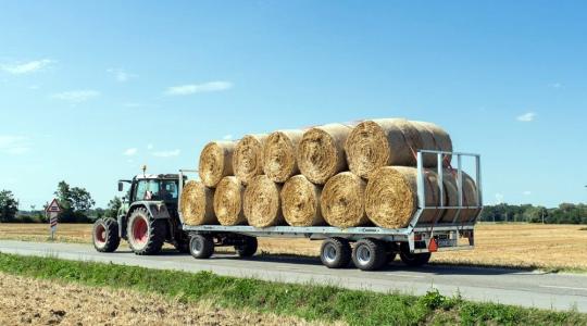 Új bálaszállító és trágyaszóró a Farmtechtől