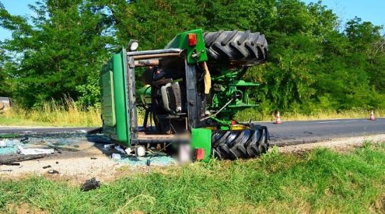 Figyelmetlenség miatt borult fel a traktor