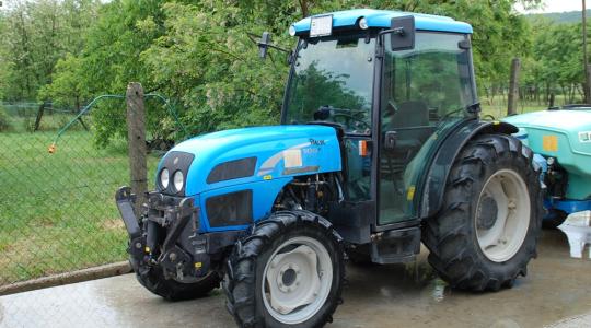 Ez a traktor az ültetvények specialistája