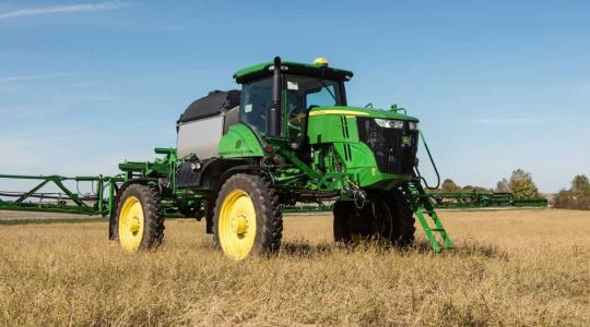 A John Deere új, könnyű permetezője kíméletes a talajjal