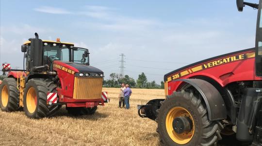 Két Versatile traktor egy táblán – a főszerepben a kötött talajok! – VIDEÓ Két Versatile traktor egy táblán – a főszerepben a kötött talajok! – VIDEÓ