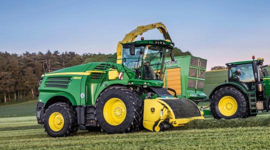 A John Deere új, 8600-as önjáró szecskázó modellje