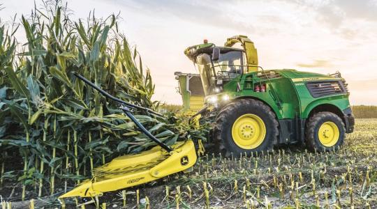 A John Deere négy új önjáró szecskázó gépet dob piacra