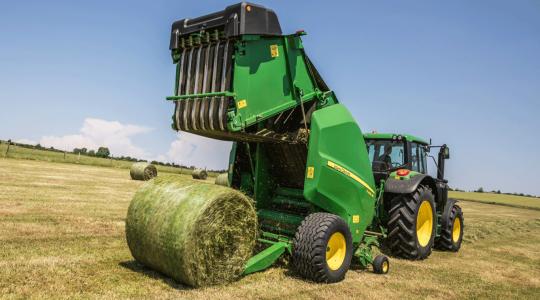 Új, nagy kapacitású változókamrás John Deere körbálázó gépek