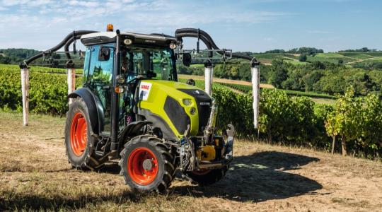 CLAAS NEXOS traktor most rugózott első híddal