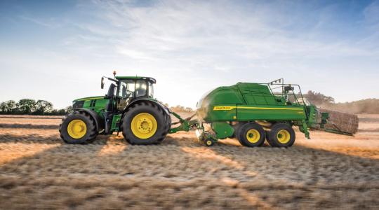 A John Deere új szögletes nagybálázókat dob a piacra a jövő évben