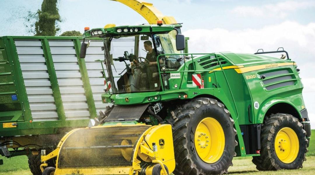 Meglepetés fejlesztések a John Deere önjáró silózókban!