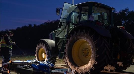 Tragikus baleset: Traktor és motorkerékpár ütközött – FOTÓK!