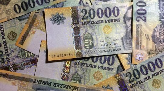 Padlón a forint, már 360 egy euró