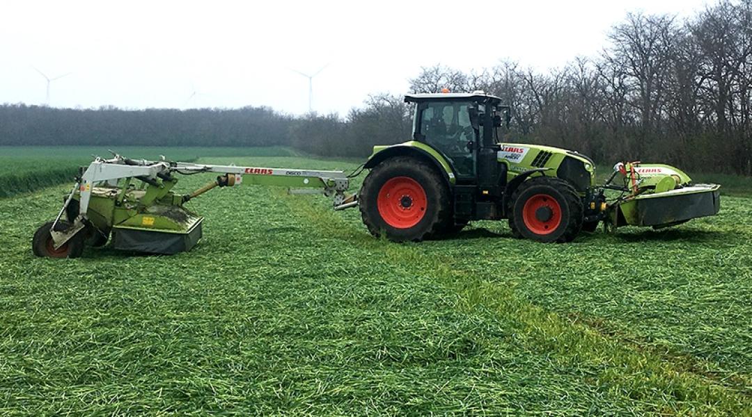 Két traktor munkáját egy erőgép végzi – Miért választják a gazdák a CLAAS gépeit?