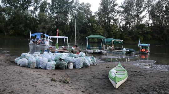 Látványos program keretében tisztítják a Tisza-tavat