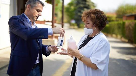 „Nyújtsd a kezed” – több ezer egészségügyi dolgozót és idős embert lát el kézfertőtlenítővel a NAIK