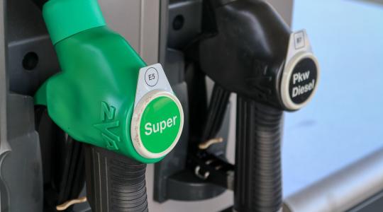 Még nem késő tankolni! – szerdától megugranak az üzemanyagárak