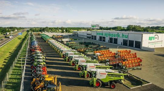 100 traktor, 50 kombájn, 50.000 lóerő! Ilyen parkba szívesen jár a gazda! – VIDEÓ!