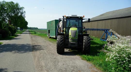 Traktor ütközött kisteherautóval