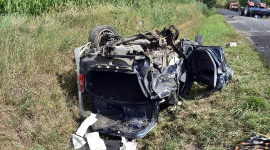 Áttért a szembe haladó forgalmi sávba és traktornak hajtott egy autós