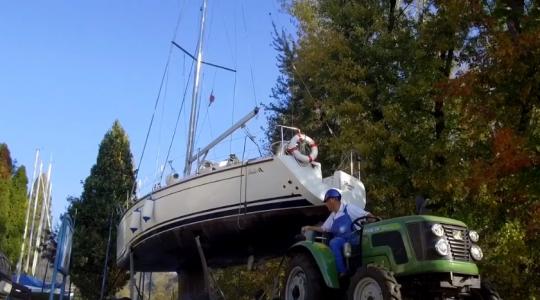 Így dolgozik a legboldogabb traktor a balatoni riviérán – VIDEÓ
