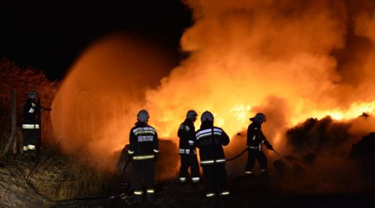 Súlyos bálatűz Hajdú-Biharban: nagy mennyiségű műanyag bála gyulladt ki