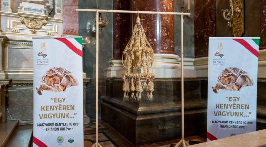Bemutatták a Kárpát-medence Aratókoszorúját a Szent István Bazilikában