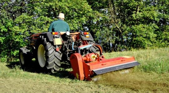 Halálos baleset: fűnyíró traktorral ütközött egy személyautó