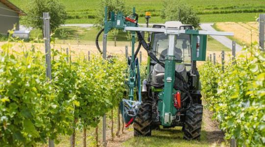 Centiméteres pontosság az ültetvényeken – megérkezett az új Fendt 200 VFP Vario